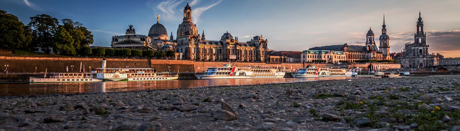 Blick auf Skyline Dresdens an der Elbe